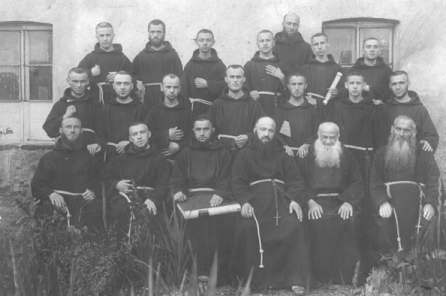 Arsenio Migliavacca, com os companheiros do noviciato capuchinho (primeiro a direita sentado)