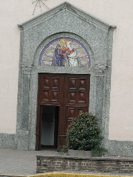 Foto 2: Portale della Chiesa