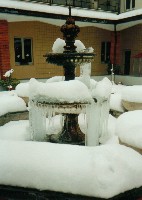Foto 4: La fontana del Chiostro nell'inverno 2000
