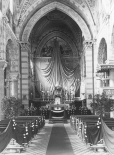 Interno della chiesa con antico altare