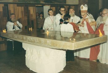 Altro momento della consacrazione dell'altare