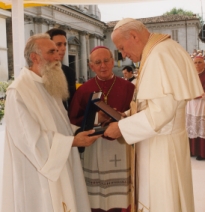 P. Gaudenzio che in nome della diocesi dona al papa la casa dell'accoglienza, costruita su una parte del convento