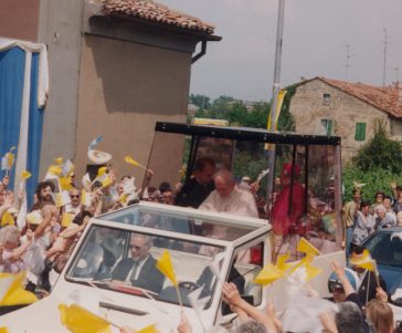 Il passaggio del papa e la fermata inattesa al santuario