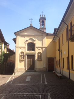 Piazzetta e chiesa