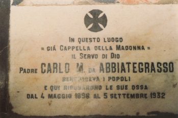 Lapide che ricorda la vecchia tomba nel santuario